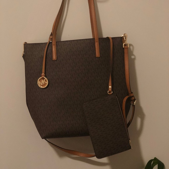 Gorgeous barely used Michael Kors bag 🤎 - Picture 3 of 4